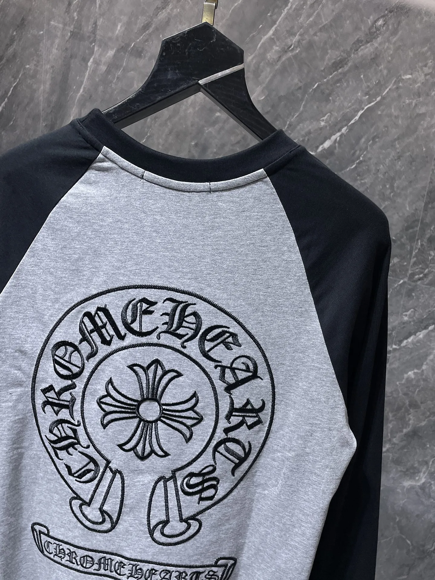 P176 Chrome Hearts 🍁Long T Series🍁 High-weight, environmentally friendly and high-quality top-quality fabrics Chrome Sanskrit embroidered letters black and gray color-blocking raglan long-sleeved T. Counter synchronization 1:1 replica version Recommended color: black and gray color-blocking Size: S, M, L, XL